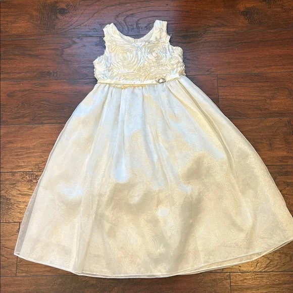 Elegant Cream Sleeveless Dress - Picture 1 of 4